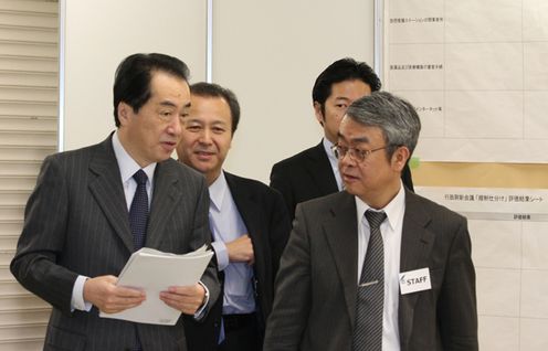 Photograph of the Prime Minister listening to the explanation about the site of the review of government regulations