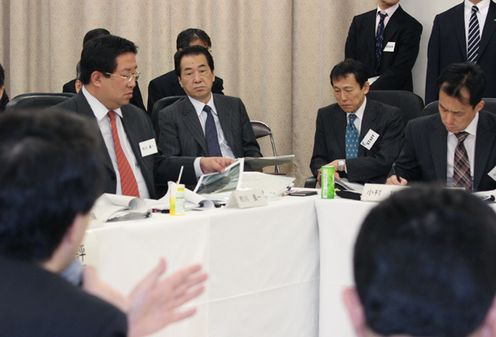 Photograph of the Prime Minister listening attentively to the explanation