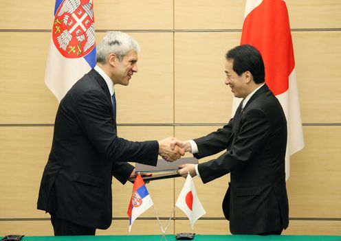 Photograph of the leaders exchanging documents at the signing ceremony for the joint statement