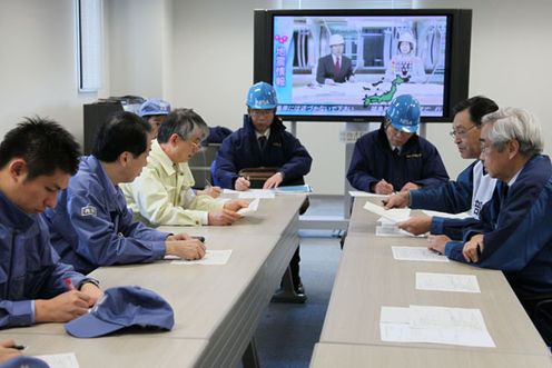 Photograph of the Prime Minister receiving a briefing at Fukushima Daiichi Nuclear Power Station