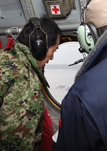Photograph of the Prime Minister observing the earthquake disaster areas from a helicopter 3