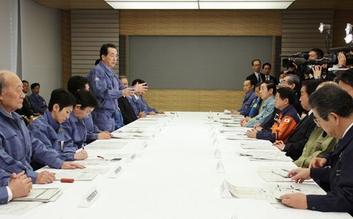 Photograph of the Prime Minister speaking at the Headquarters for Emergency Disaster Response 3
