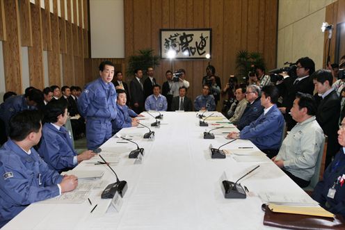 Photograph of the Prime Minister delivering an address at the Review Meeting on Economic Situations 1