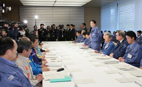 Photograph of the Prime Minister speaking at the Headquarters for Emergency Disaster Response 3