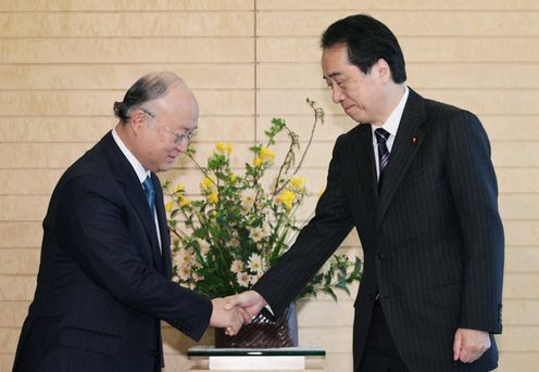 Photograph of the Prime Minister receiving a courtesy call from IAEA Director General Amano 1