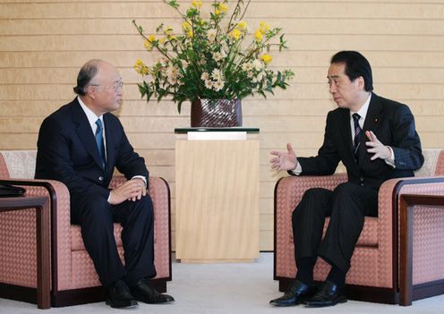 Photograph of the Prime Minister receiving a courtesy call from IAEA Director General Amano 2
