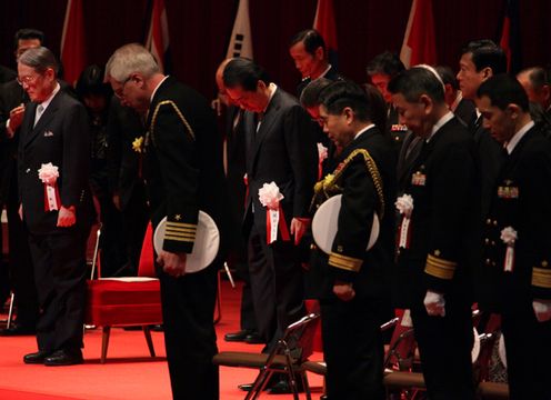 Photograph of the Prime Minister offering a silent prayer at the National Defense Academy Graduation Ceremony