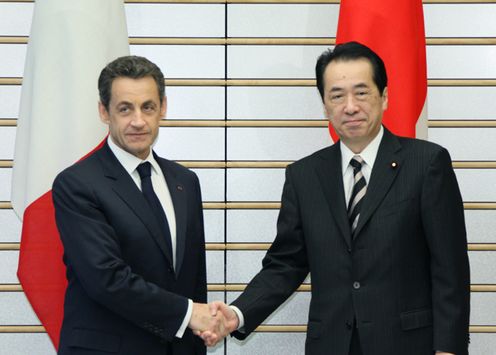 Photograph of Prime Minister Kan shaking hands with President Sarkozy of France