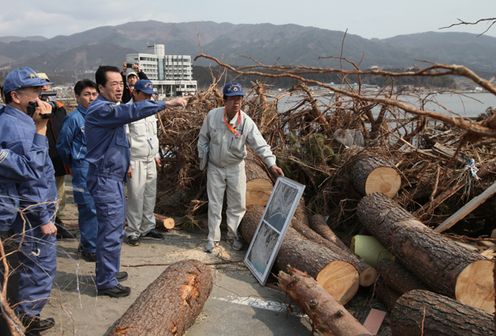 Photograph of the Prime Minister observing the disaster site around Matsubara-ohashi 2