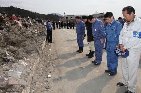Photograph of the Prime Minister offering a silent prayer at the disaster site around the Rikuzentakata City Office