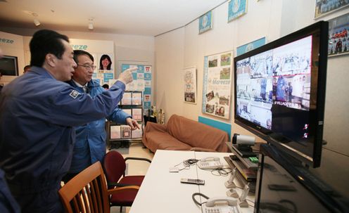 Photograph of the Prime Minister observing the Tokyo Electric Power Company (TEPCO) command center at J-Village