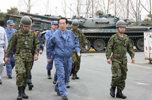 Photograph of the Prime Minister observing a tank unit at J-Village