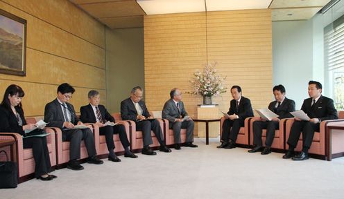 Photograph of the Prime Minister delivering an address in response to a request from the President of RENGO concerning relief and reconstruction measures for the Great East Japan Earthquake 2