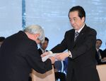 Photograph of the Prime Minister handing a request for consultation to Council Chair Iokibe