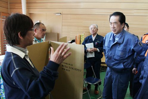 Photograph of the Prime Minister visiting an evacuation center in Tamura City 2