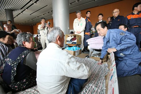 Photograph of the Prime Minister visiting an evacuation center in Koriyama City 2