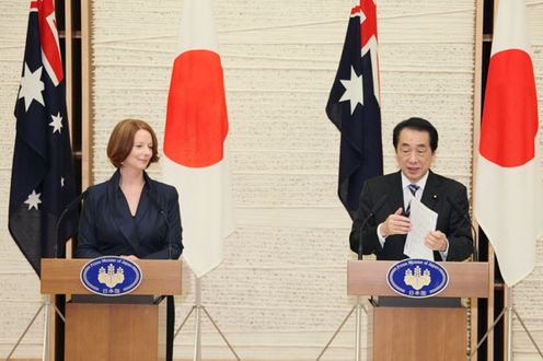 Photograph of Prime Minister Kan presenting a letter received from an Australian boy at the joint press conference