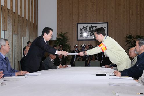 Photograph of the Prime Minister receiving a letter of request from Iwate Prefecture