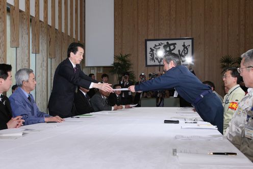 Photograph of the Prime Minister receiving a letter of request from the Association for the Reconstruction of Coastal Cities, Towns, and Villages of Iwate Prefecture