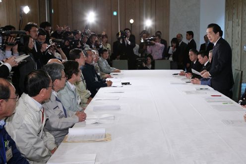 Photograph of the Prime Minister delivering an address upon receiving requests from the Governor of Iwate Prefecture and the Association for the Reconstruction of Coastal Cities, Towns, and Villages of Iwate Prefecture