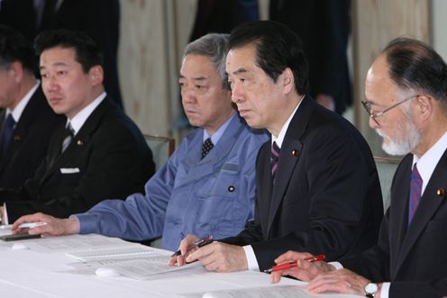 Photograph of the Prime Minister hearing requests from the Governor of Iwate Prefecture and the Association for the Reconstruction of Coastal Cities, Towns, and Villages of Iwate Prefecture