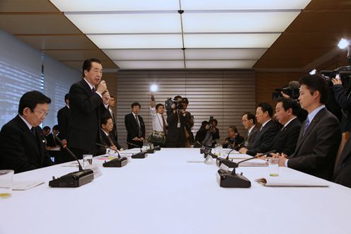 Photograph of the Prime Minister delivering an address at the Review Meeting on Economic Situations 2