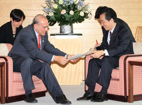 Photograph of Prime Minister Kan presenting a Japanese newspaper with an article on Secretary-General Gurria