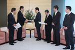 Photograph of the Prime Minister receiving a letter of request from the Governor of Nagano Prefecture