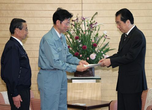 Photograph of the Prime Minister receiving a letter of request from Deputy Mayor Tadokoro of Kasama City