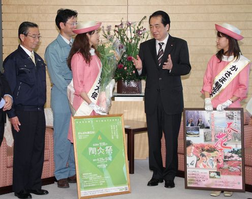 Photograph of the Prime Minister receiving a courtesy call from the Sightseeing Ambassador of Kasama City