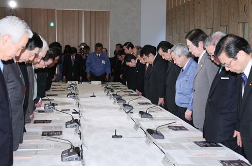 Photograph of the Prime Minister offering a silent prayer at the meeting of the Central Disaster Prevention Council