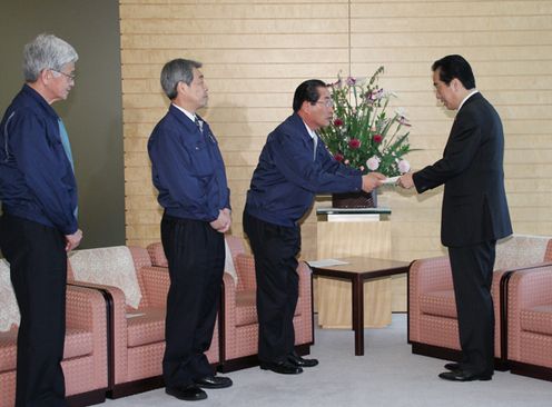 Photograph of the Prime Minister receiving a letter of request from the Chairman of the National Federation of Fisheries Co-operative Associations