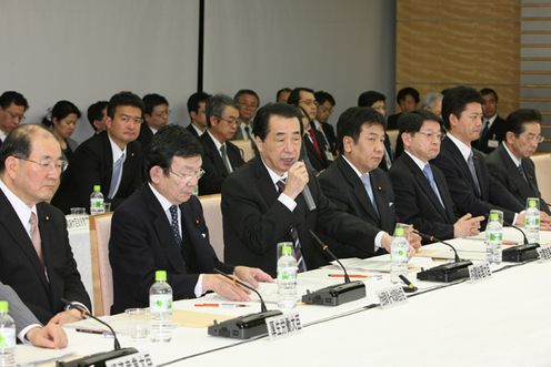 Photograph of the Prime Minister delivering an address at the Council for Intensive Discussion on Social Security Reform 1