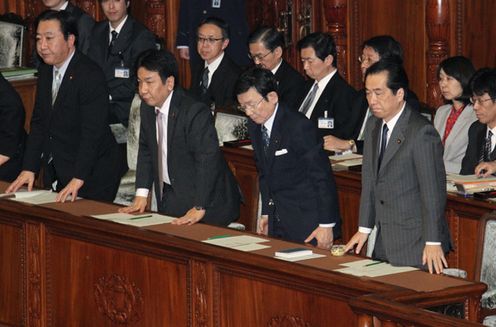 Photograph of the Prime Minister bowing after the passage of the draft supplementary budget at the plenary session of the House of Representatives 1