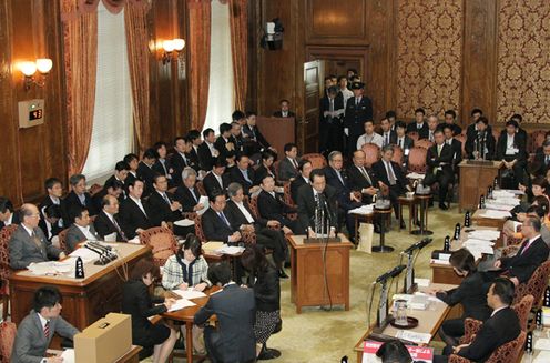 Photograph of the Prime Minister answering questions at the meeting of the Budget Committee of the House of Councillors 4
