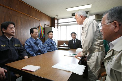 Photograph of the Prime Minister holding a meeting with Mayor Idogawa of Futaba Town, Fukushima Prefecture, and others 1