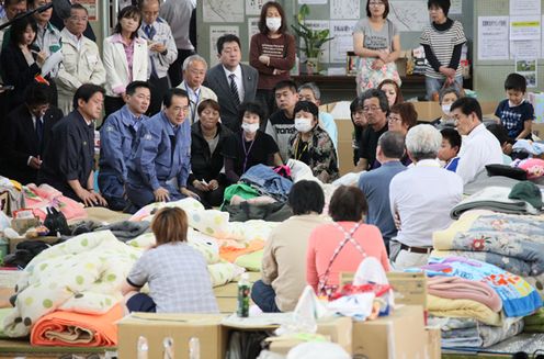 Photograph of the Prime Minister talking with people stricken by the disaster at the evacuation center 2