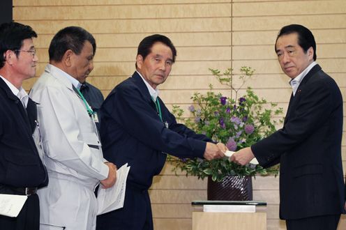 Photograph of the Prime Minister receiving a letter of request from the Chairman of the Futaba Town Assembly concerning the Great East Japan Earthquake