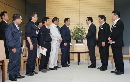 Photograph of the Prime Minister hearing a request from the Futaba Town Assembly concerning the Great East Japan Earthquake