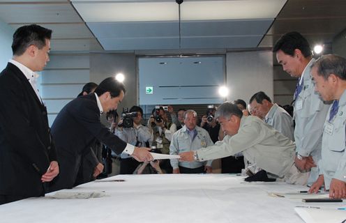 Photograph of the Prime Minister receiving a letter of request from the Chairman of the Naraha Town Assembly concerning the Great East Japan Earthquake