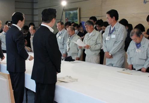 Photograph of the Prime Minister hearing a request from the Chairman of the Naraha Town Assembly concerning the Great East Japan Earthquake