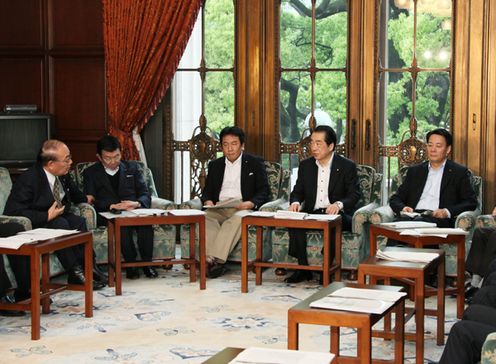 Photograph of the Prime Minister delivering an address at the Ministerial Meeting Concerning Measures Against Crime 3