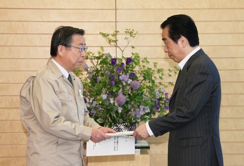 Photograph of the Prime Minister receiving a letter of request from the Governor of Fukushima Prefecture concerning the nuclear disaster