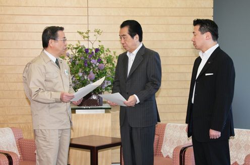 Photograph of the Prime Minister hearing a request from the Governor of Fukushima Prefecture concerning the nuclear disaster