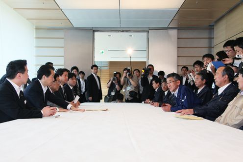 Photograph of the Prime Minister hearing a request from the Iitate Village Assembly concerning the Great East Japan Earthquake 1