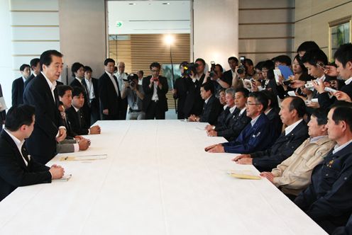 Photograph of the Prime Minister hearing a request from the Iitate Village Assembly concerning the Great East Japan Earthquake 2