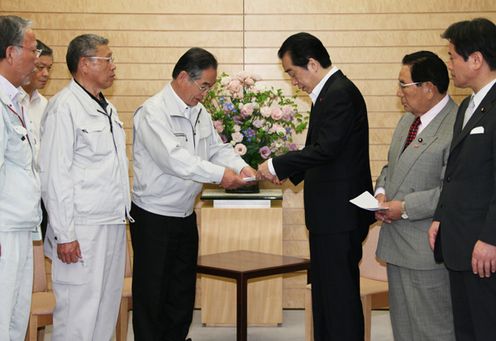 Photograph of the Prime Minister receiving a letter of request from the Chairman of the Namie Town Assembly concerning the Great East Japan Earthquake
