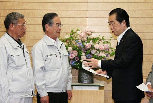 Photograph of the Prime Minister hearing a request from the Namie Town Assembly concerning the Great East Japan Earthquake 1