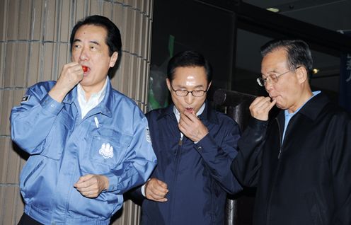 Photograph of the leaders tasting fruits produced in Fukushima Prefecture