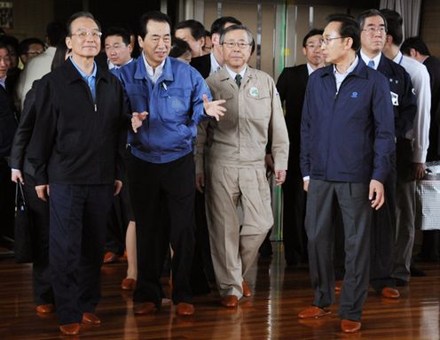 Photograph of the leaders visiting the evacuation center in Fukushima City